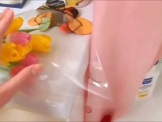 Cócegas fenda com um dildo brinquedo