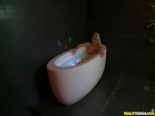 Viedos của quái trong các ass trong khi trong các bồn tắm