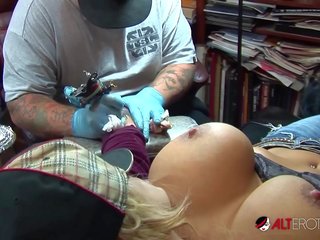 Shyla stylez jelentkeznek tetovált míg játszik -val neki cicik