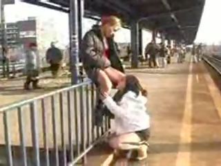 ציבורי לסבית feminine פעולה ב trainstation
