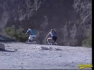 Adulte vidéo sur la des roches montrer