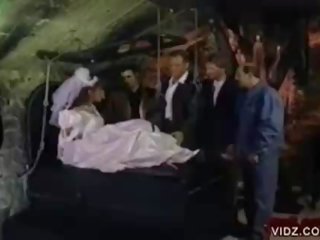Απίστευτος νύφη σε ζαρτιέρες bdsm μούτρο.