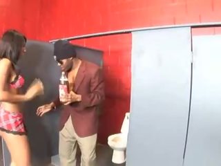 二 醉 小伙子 分享 一 黑色 通话 女孩 在 厕所