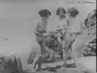 1928 oldie mit ein jugendlich spionage mädchen auf die strand