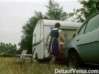 Retro pohlaví 1970s - chlupatý bruneta - camper coupling