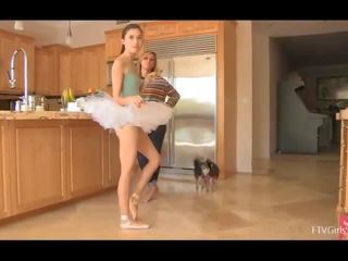 Claire shes sebuah balerina dan membawa dia ballet