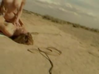 Krūtinga blondinė dulkina už apie žemės į vintažas seksas filmas