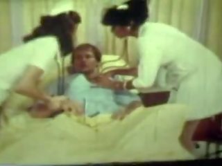 Niegrzeczne mokre pielęgniarki ssać członek i pieprzyć w doskonały rocznik wina międzyrasowe dorosły film scena